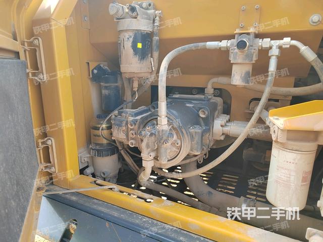 液压泵舱室正面整体（整机外观）