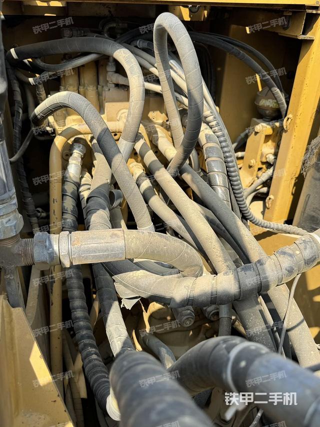 回转马达和主控阀（整机外观）