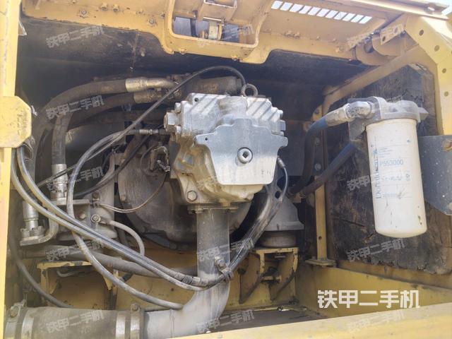 液压泵舱室正面整体（整机外观）