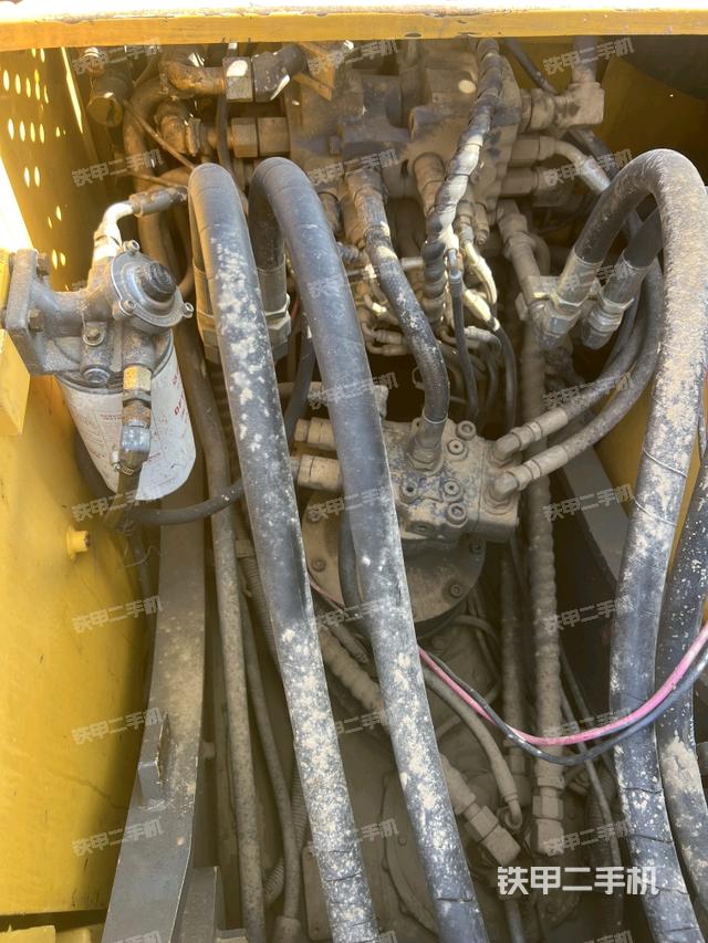 回转马达和主控阀（整机外观）