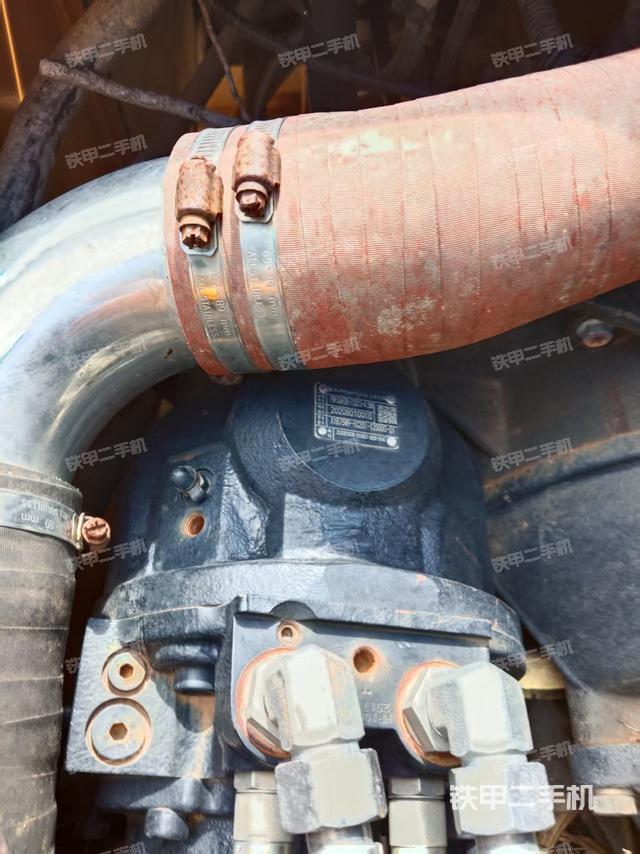 液压泵舱室正面整体（整机外观）