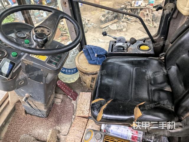 操作台全景（压路机驾驶室）