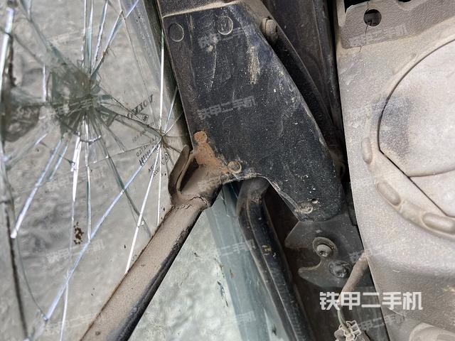 左后方玻璃角標（駕駛室部分）