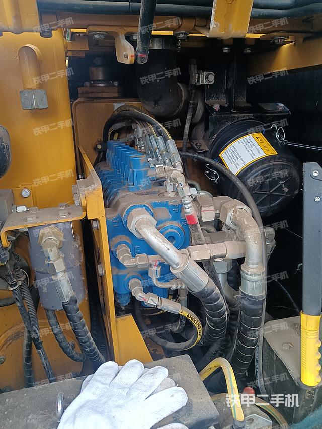 液压泵舱室正面整体（整机外观）