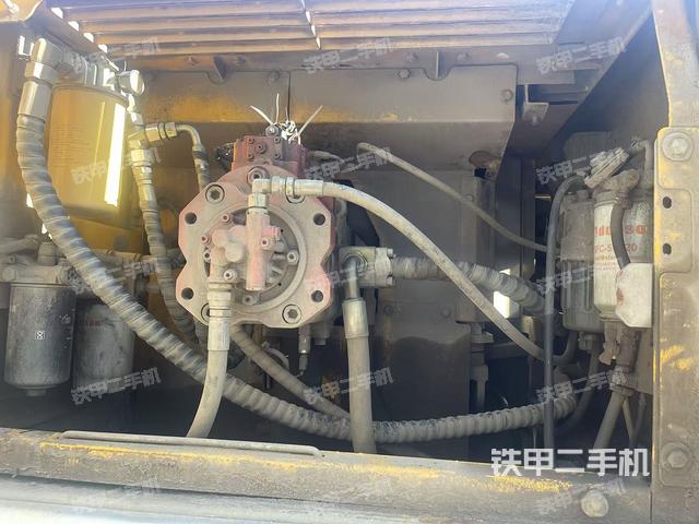 液压泵舱室正面整体（整机外观）