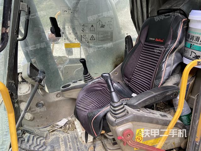 行走控制手柄和踏板?俯拍（駕駛室部分）