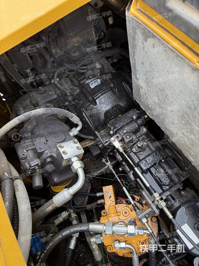 液压泵舱室正面整体（整机外观）