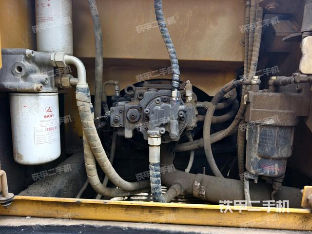 液压泵舱室正面整体（整机外观）