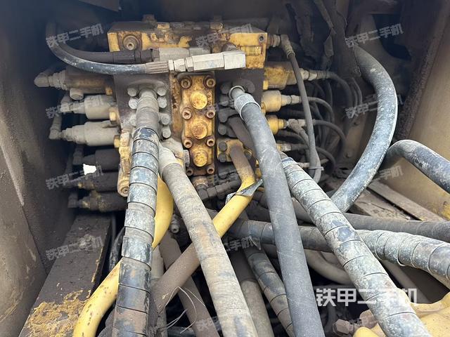 回转马达和主控阀（整机外观）