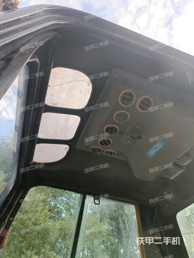 驾驶室顶部（整机外观）