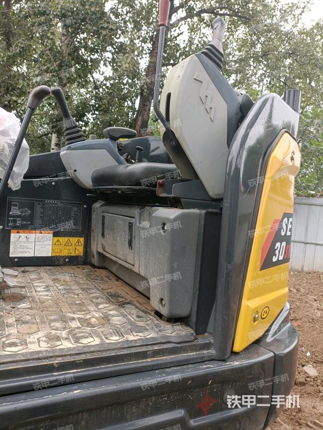 回转马达和主控阀（整机外观）