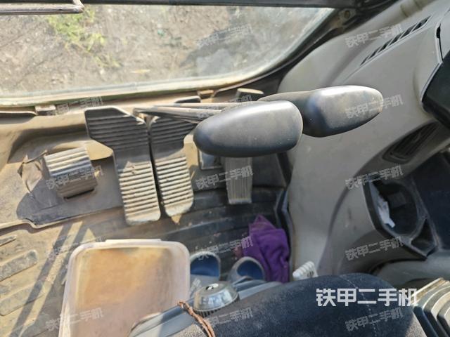 行走控制手柄和踏板?俯拍（駕駛室部分）