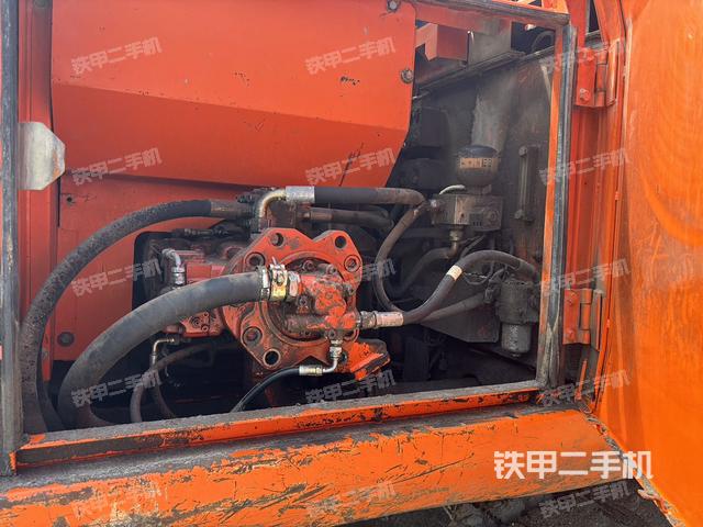 液压泵舱室正面整体（整机外观）