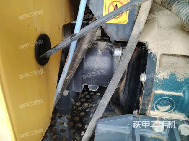 液压泵舱室正面整体（整机外观）