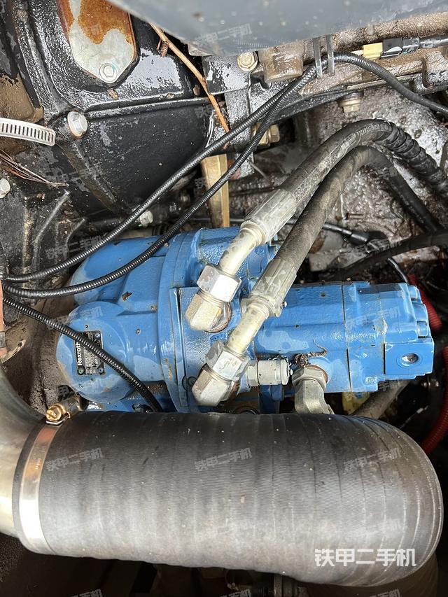 液压泵舱室正面整体（整机外观）