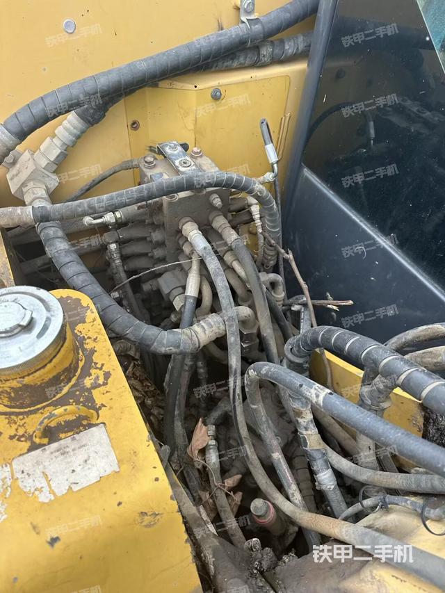 回转马达和主控阀（整机外观）