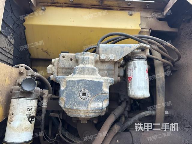 液压泵舱室正面整体（整机外观）