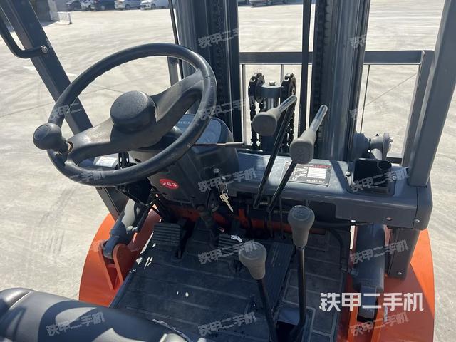 驾驶室操作台（设备外观及核心部件）