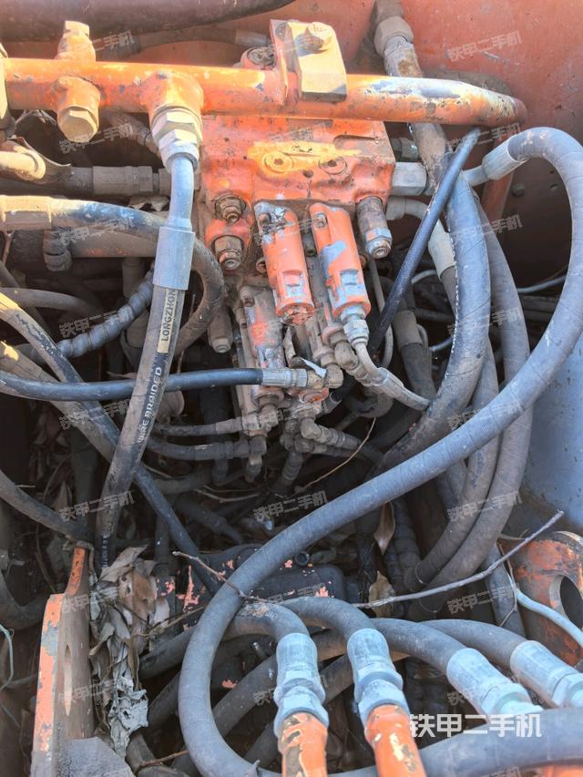 回转马达和主控阀（整机外观）