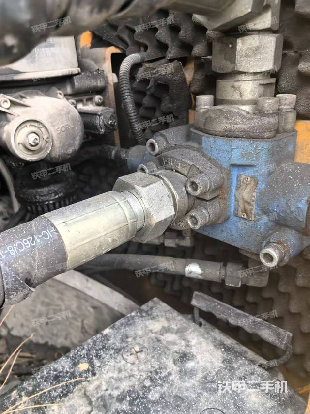 回转马达和主控阀（整机外观）