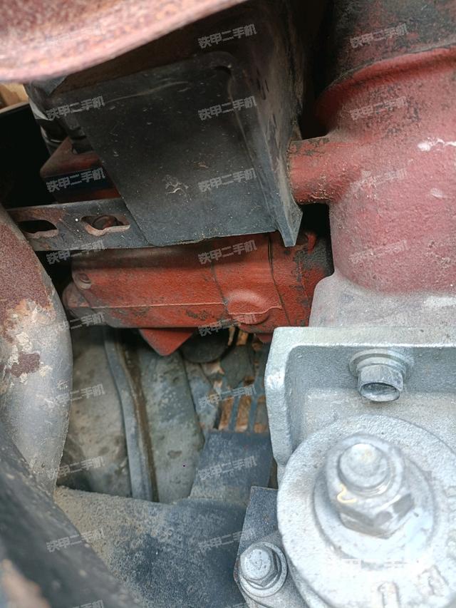 液压泵舱室正面整体（整机外观）