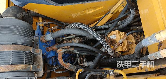 回轉(zhuǎn)馬達和主控閥(整機外觀) 回轉(zhuǎn)馬達和主控閥(整機外觀)