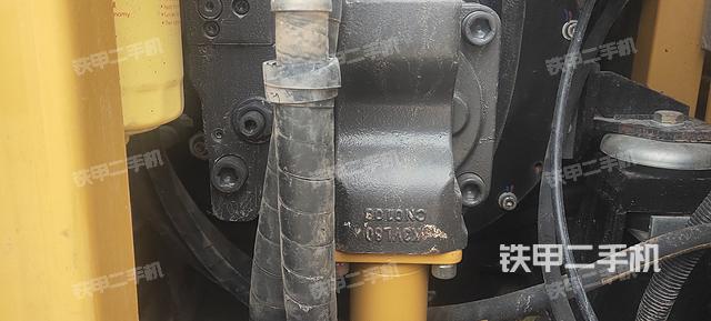 液压泵舱室正面整体（整机外观）