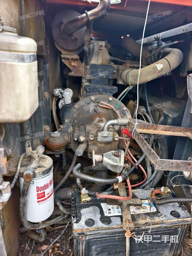 液压泵舱室正面整体（整机外观）