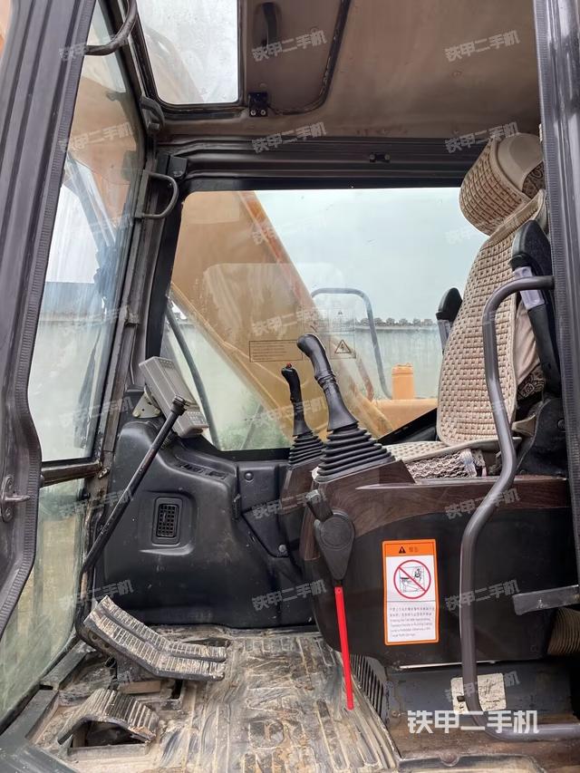 驾驶室顶部（整机外观）