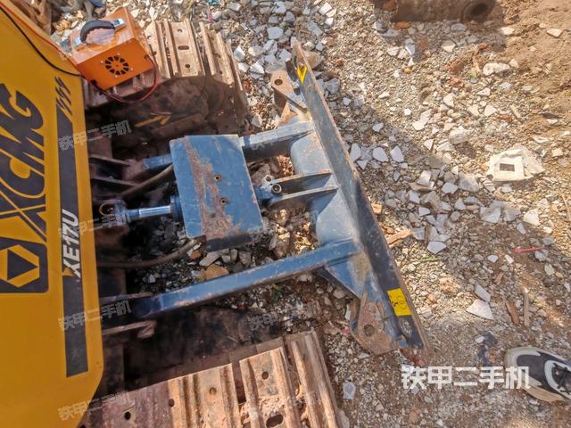 液压泵舱室正面整体（整机外观）