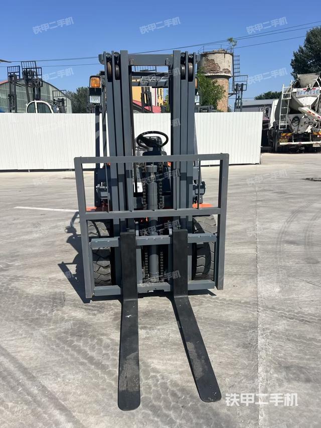 整机右侧（设备外观及核心部件）