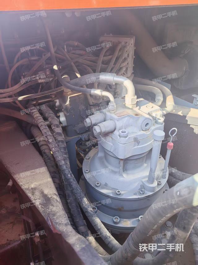 回转马达和主控阀（整机外观）