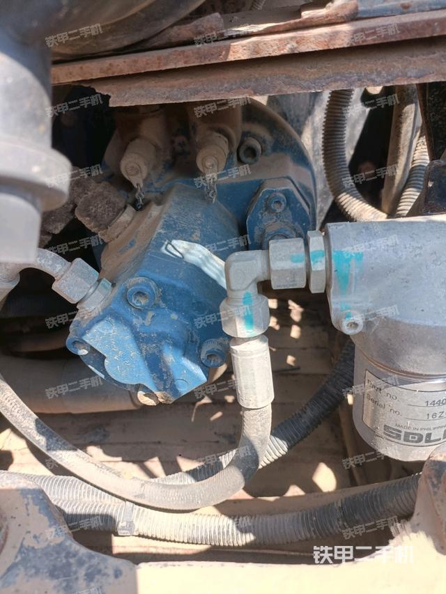 液压泵舱室正面整体（整机外观）