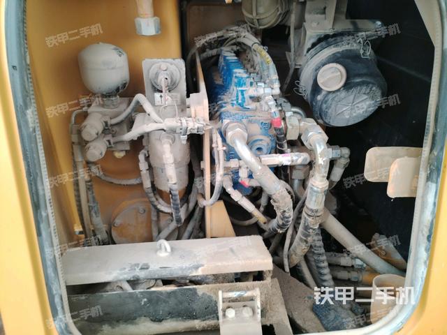 回转马达和主控阀（整机外观）