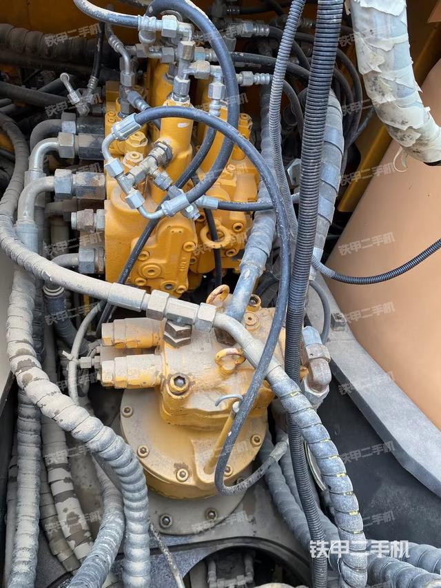 回转马达和主控阀（整机外观）