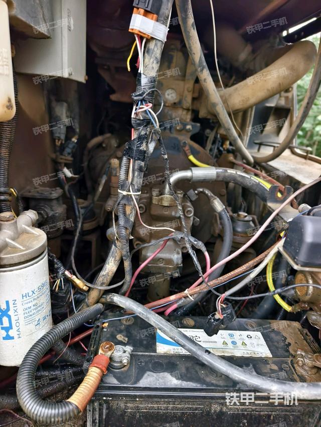 液压泵舱室正面整体（整机外观）