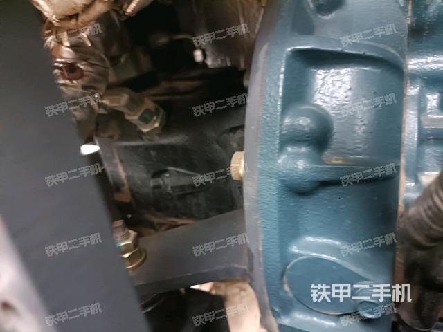液压泵舱室正面整体（整机外观）