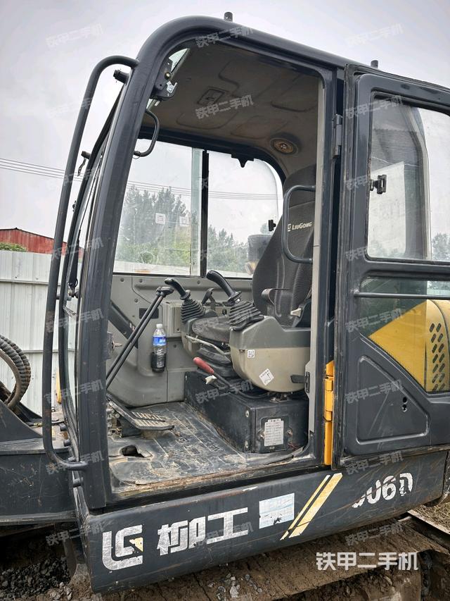 驾驶室顶部（整机外观）