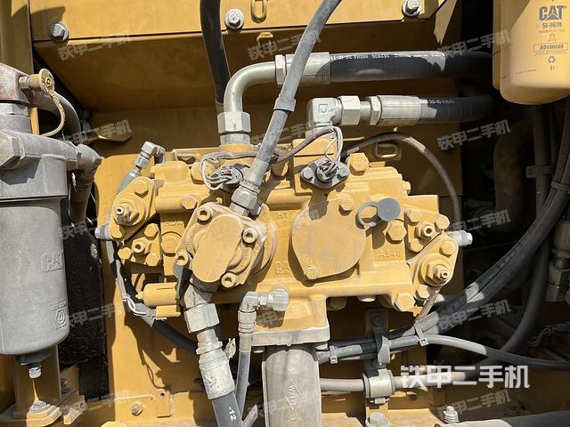 液压泵舱室正面整体（整机外观）