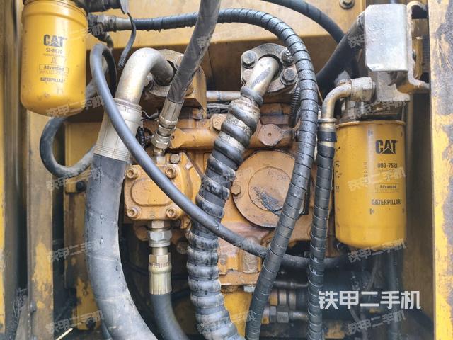 液压泵舱室正面整体（整机外观）