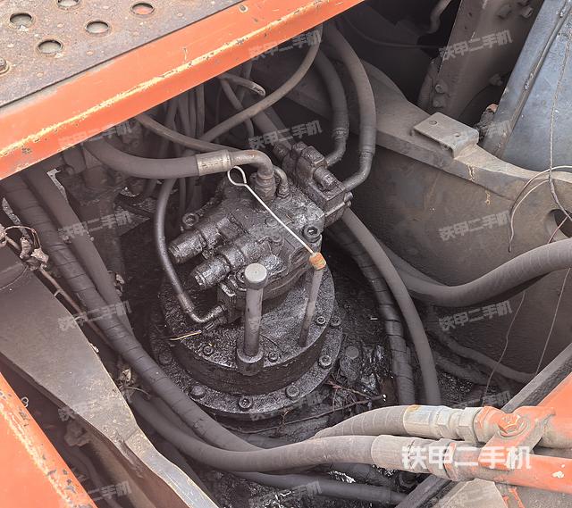 回转马达和主控阀（整机外观）