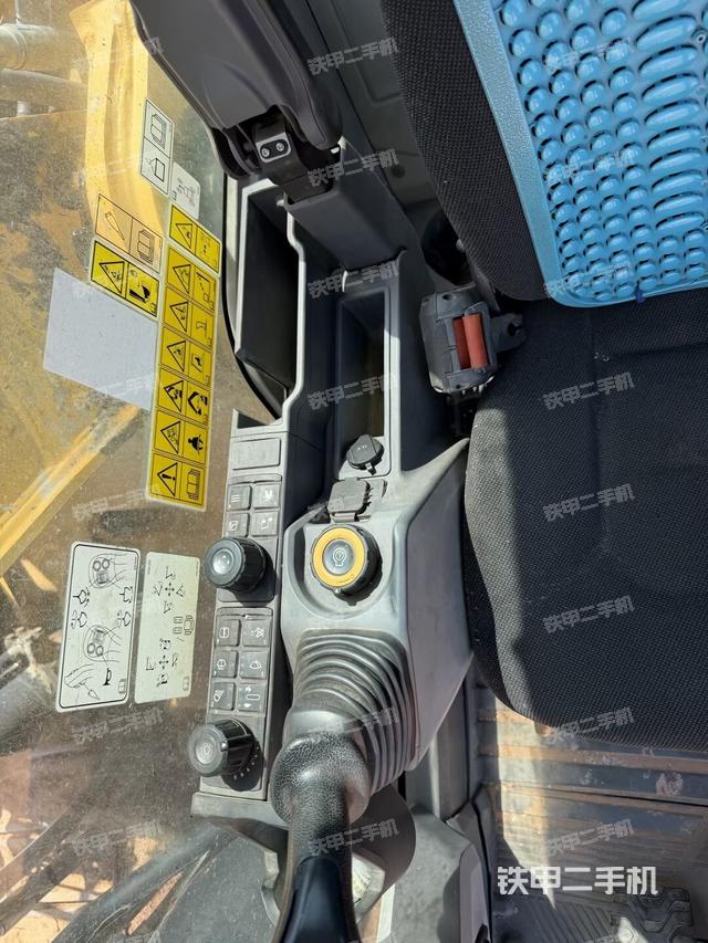 座椅右側(cè)控制臺(tái)/鑰匙門/油門/含右手柄（駕駛室部分）