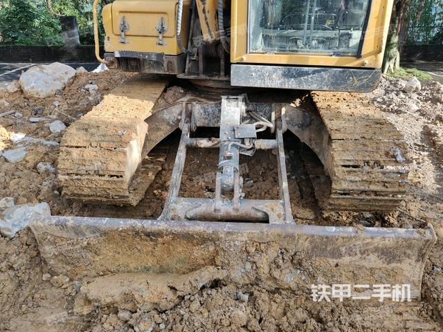 轉(zhuǎn)盤(pán)和下車(chē)架正前(工作和回轉(zhuǎn)裝置) 轉(zhuǎn)盤(pán)和下車(chē)架正前(工作和回轉(zhuǎn)裝置)