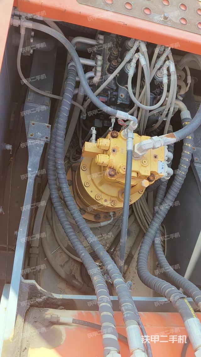 回转马达和主控阀（整机外观）