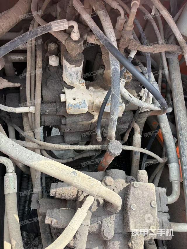 回转马达和主控阀（整机外观）