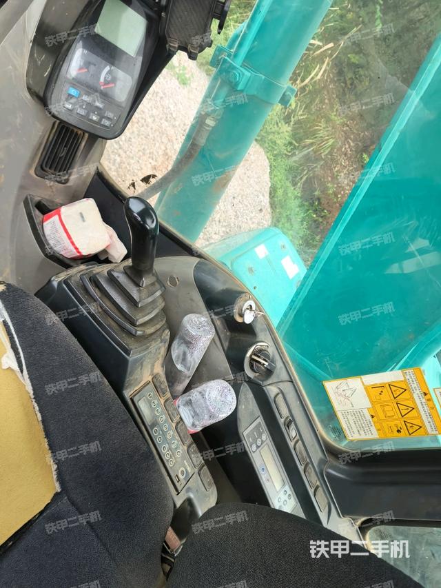 座椅右側控制臺/鑰匙門/油門/含右手柄（駕駛室部分）