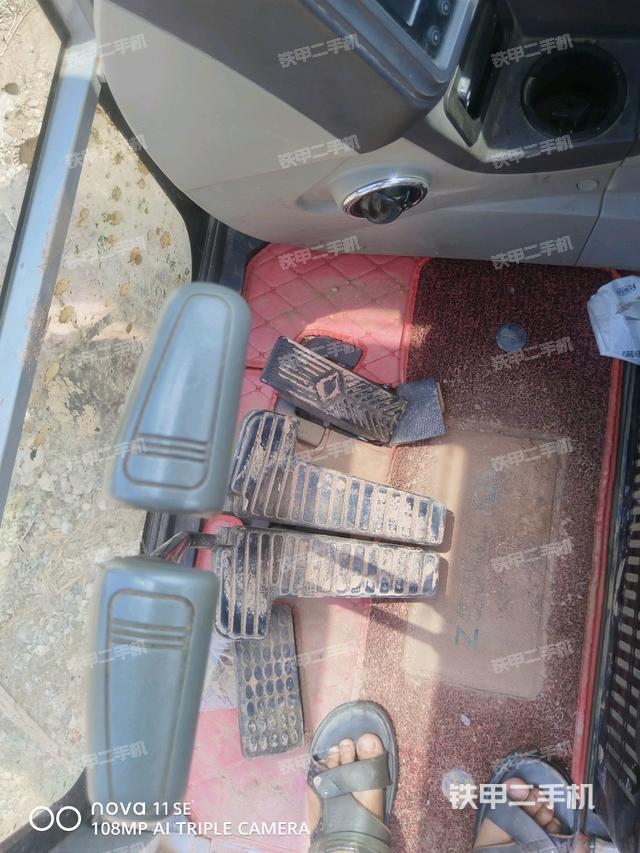 行走控制手柄和踏板 俯拍（驾驶室部分）