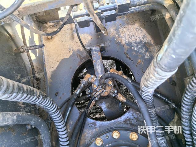 中央回轉(zhuǎn)接頭特寫（上車部件）