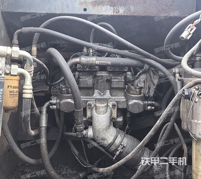 液压泵舱室正面整体（整机外观）