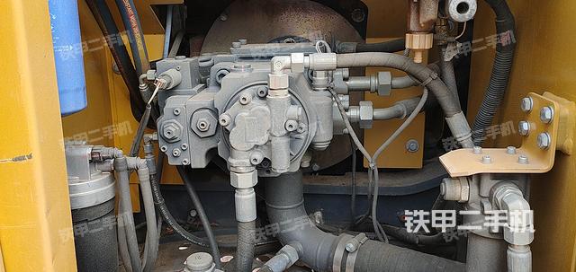 液压泵舱室正面整体（整机外观）